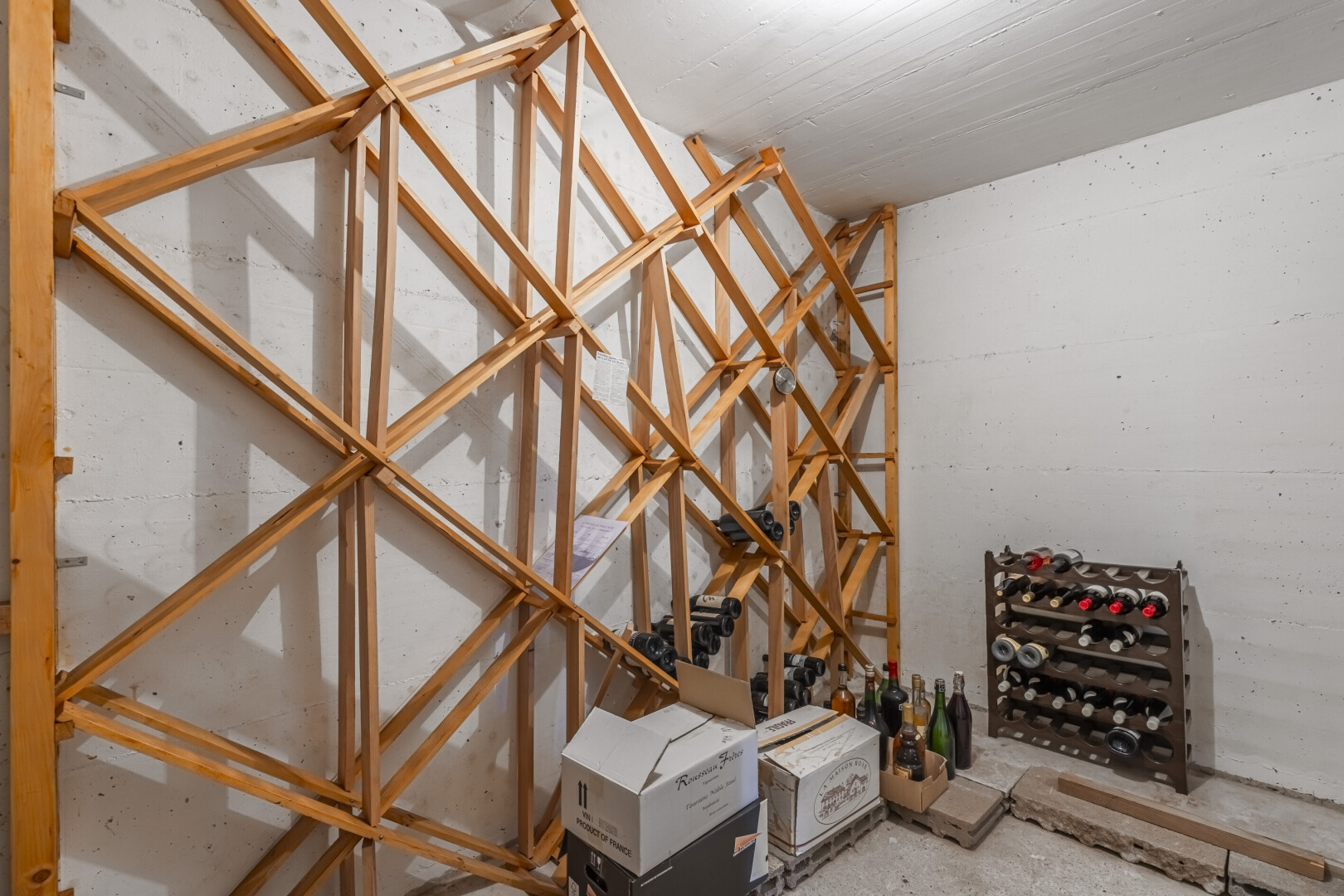 cave avec concrete wall et mur en béton