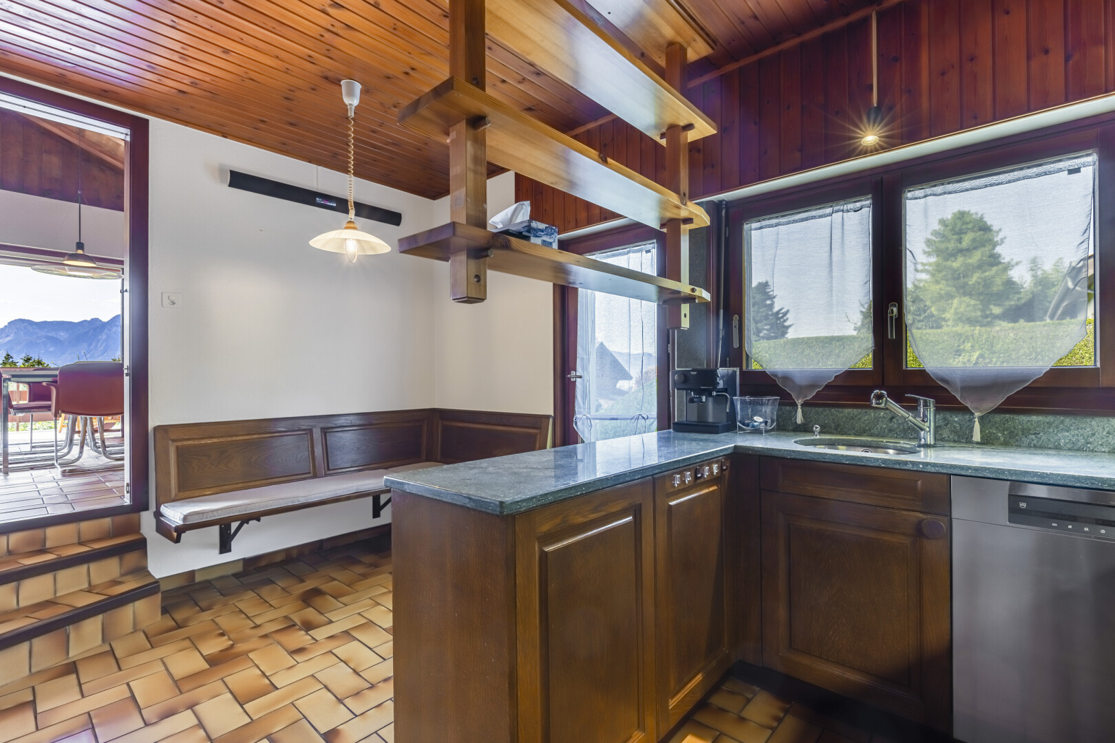 cuisine avec lave-vaisselle, inside property, plafond en bois, wood ceiling, et cloison sèche