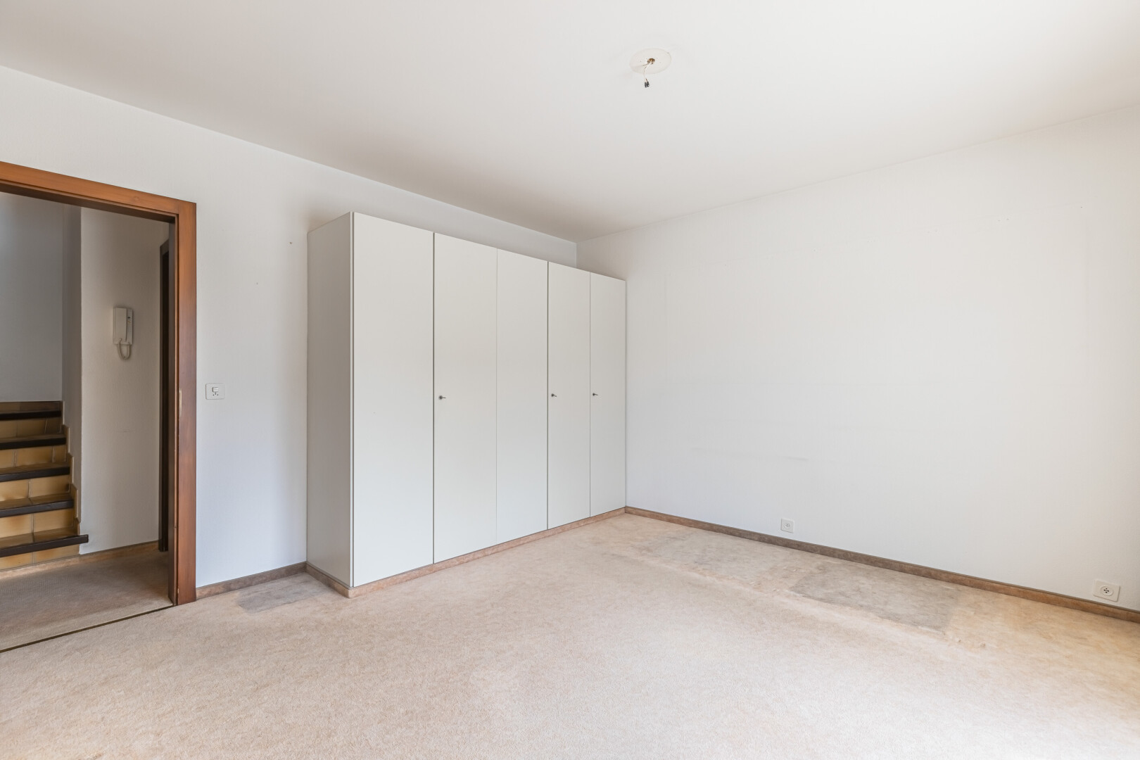 pièce vide avec drywall, cloison sèche, carpet, moquette, et inside property