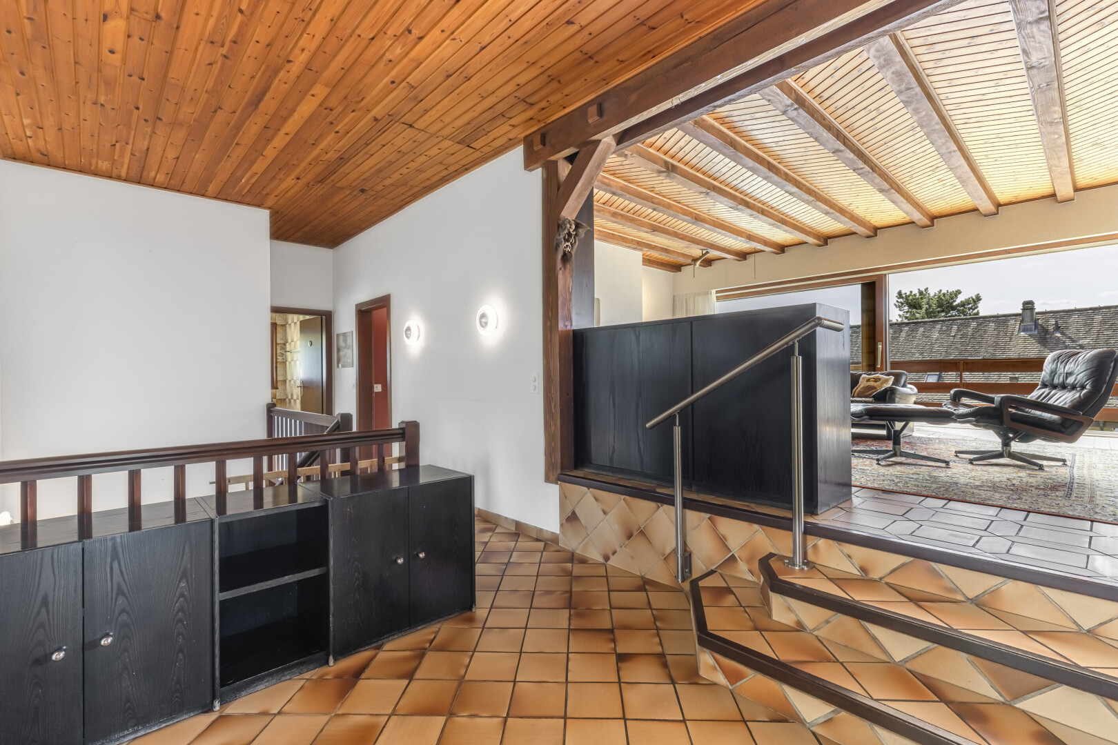 espace intérieur avec inside property et terrasse