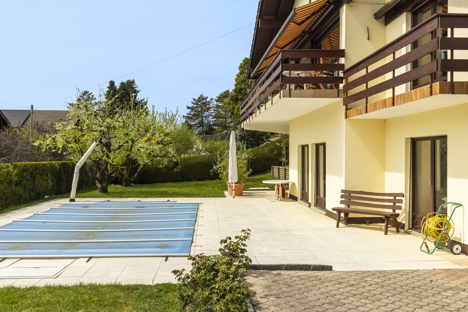 piscine avec terrasse, day time, from property, balcon, et pelouse