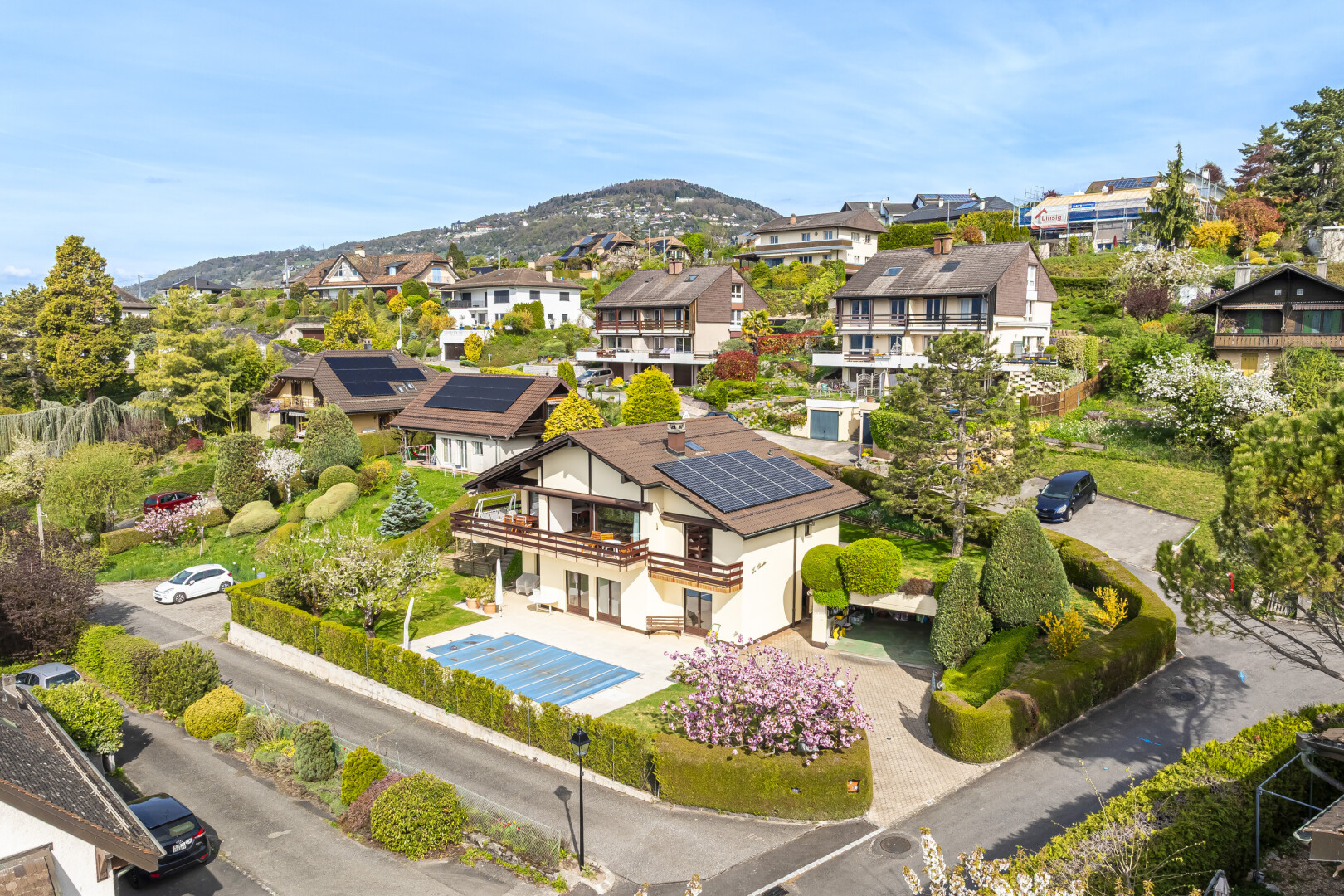 façade avec panneaux solaires, day time, vue sur la montagne, et mountain view