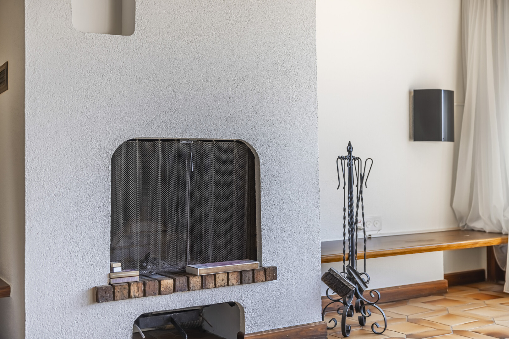 détails avec interior, wall / siding, et floor