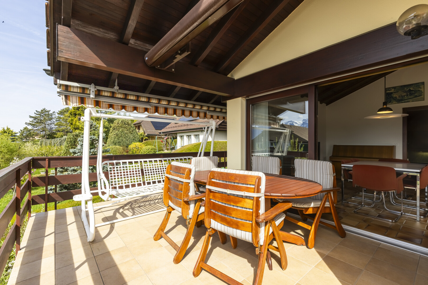 terrasse avec from property, coin repas extérieur, et day time