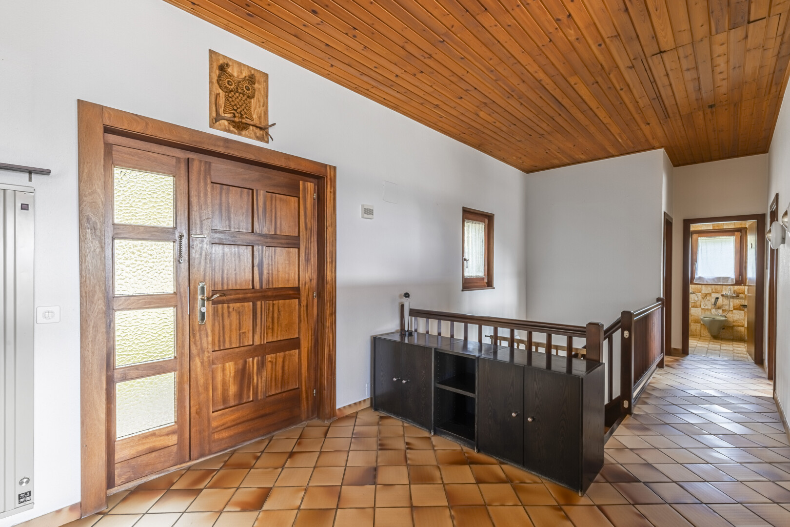 couloir avec inside property, plafond en bois, wood ceiling, lumière naturelle, et natural light
