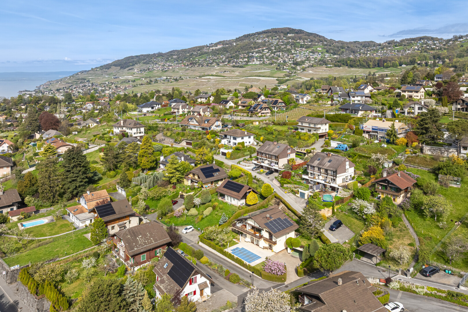 vue sur la montagne avec mountain view, vue sur la montagne, day time, residential view, et vue résidentielle