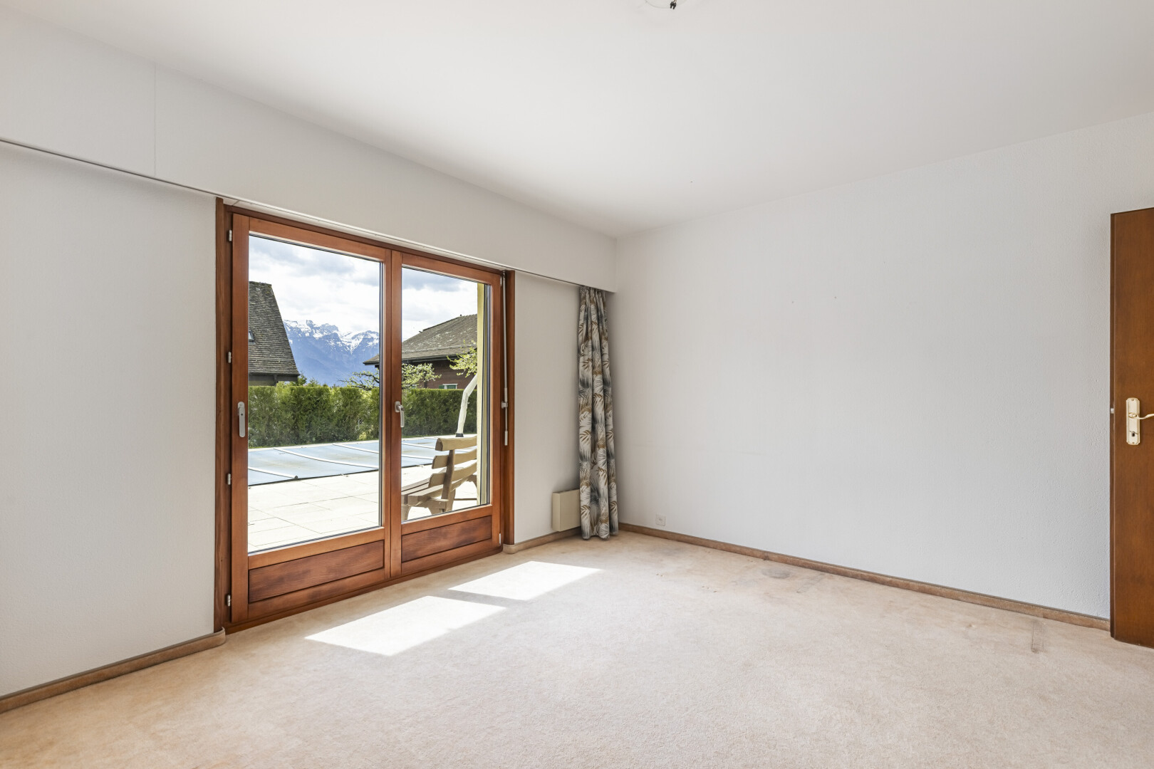 pièce vide avec drywall, cloison sèche, carpet, moquette, et natural light