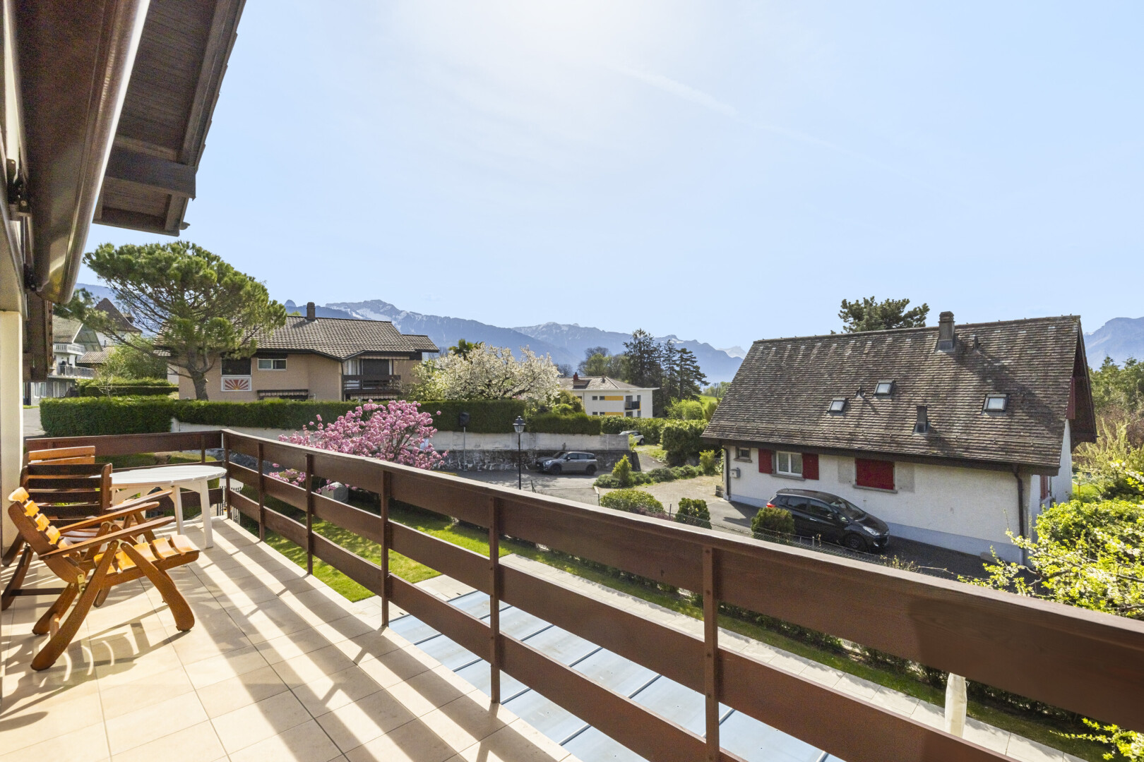 balcon avec from property, mountain view, vue sur la montagne, day time, et balcon
