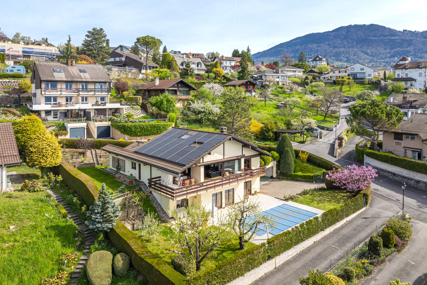 façade avec panneaux solaires, day time, vue résidentielle, residential view, et clôture