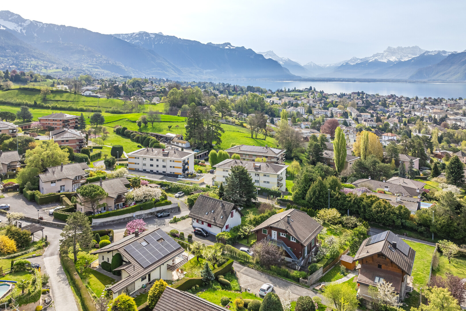 vue sur la montagne avec vue sur la montagne, mountain view, vue résidentielle, residential view, et vue sur l'eau