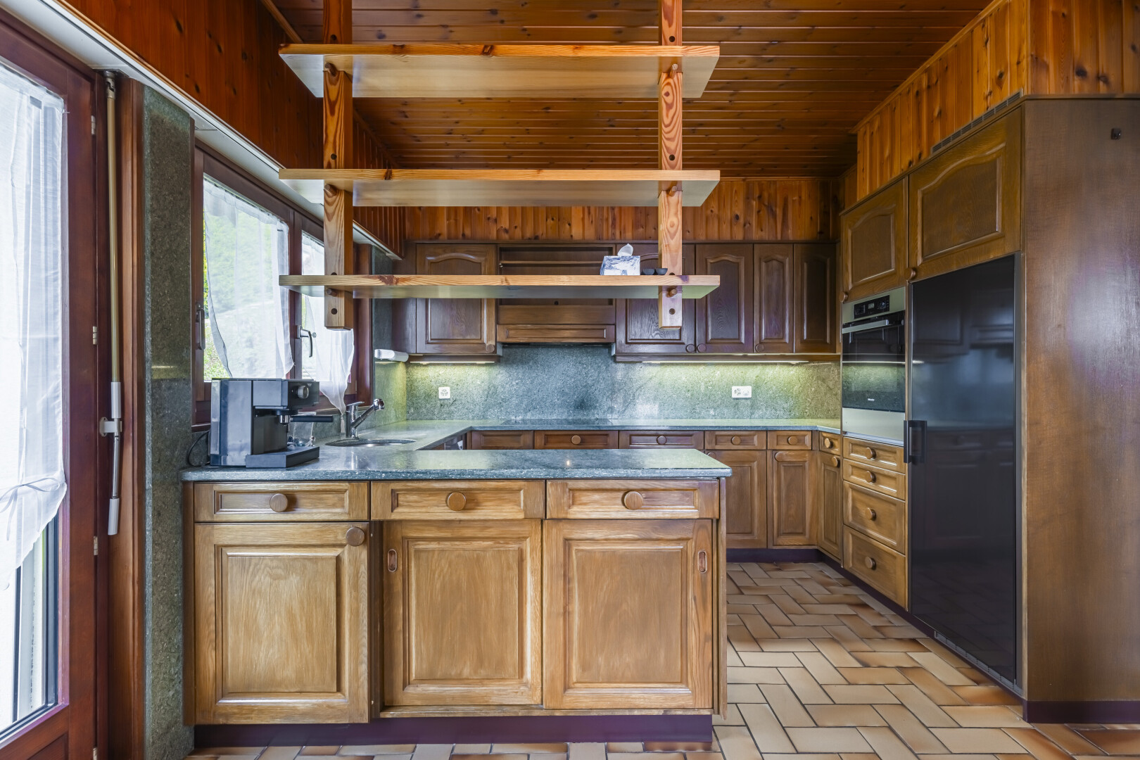 cuisine avec lumière naturelle, natural light, dosseret, backsplash, et sol en finition brique