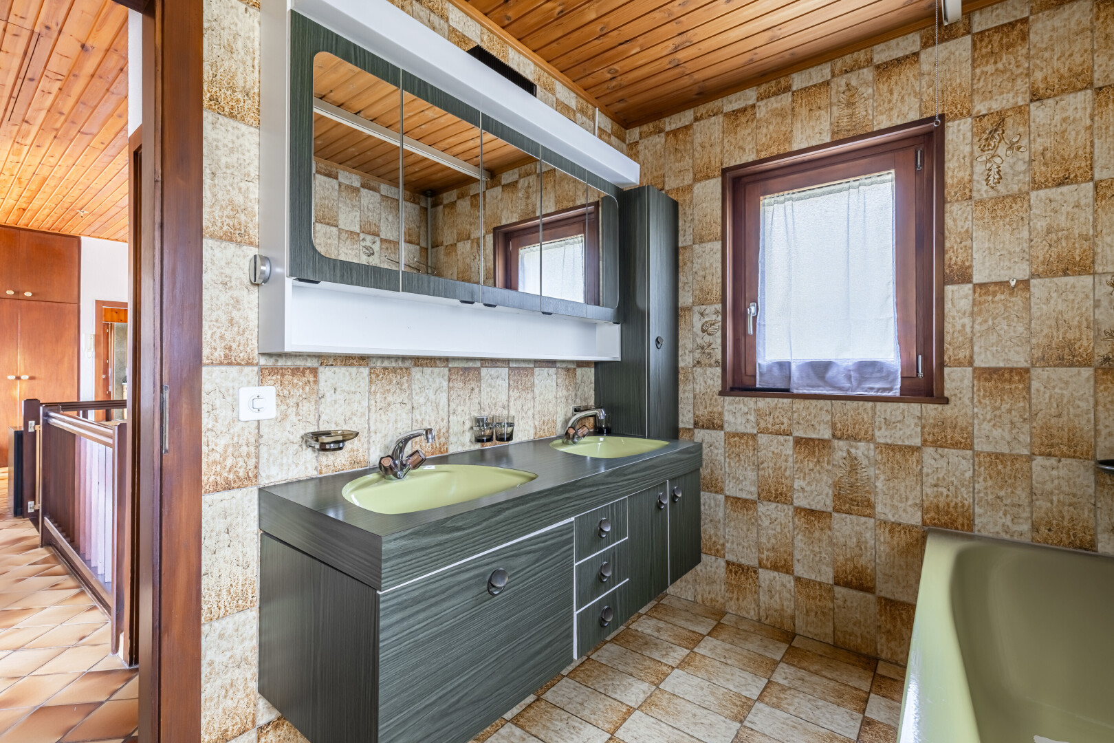 salle de bains avec salle de bain complète, double vasque, wood ceiling, plafond en bois, et bain