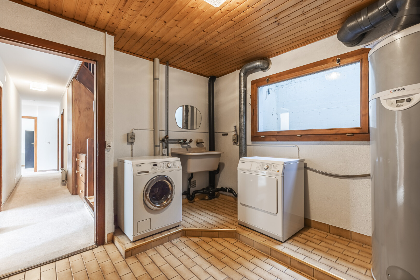 buanderie avec lave-linge et sèche-linge séparés, chauffe-eau, inside property, wood ceiling, et plafond en bois