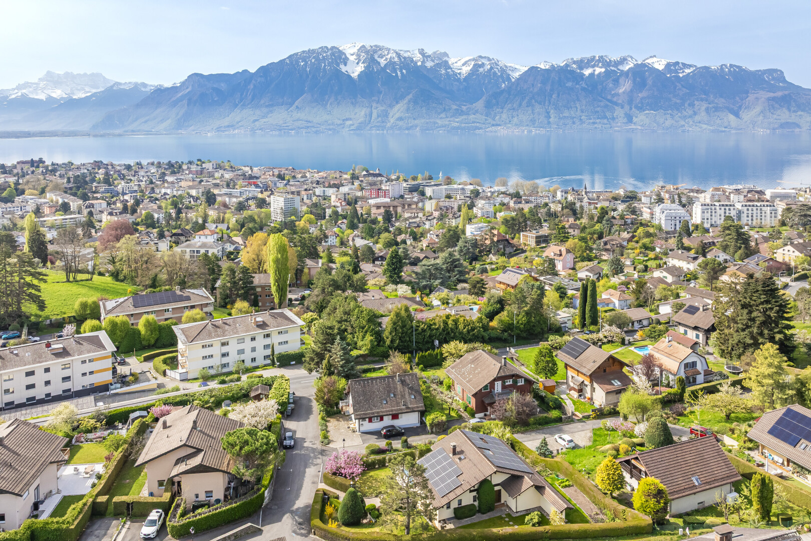 vue sur la montagne avec vue sur la montagne, mountain view, day time, vue sur l'eau, et water view