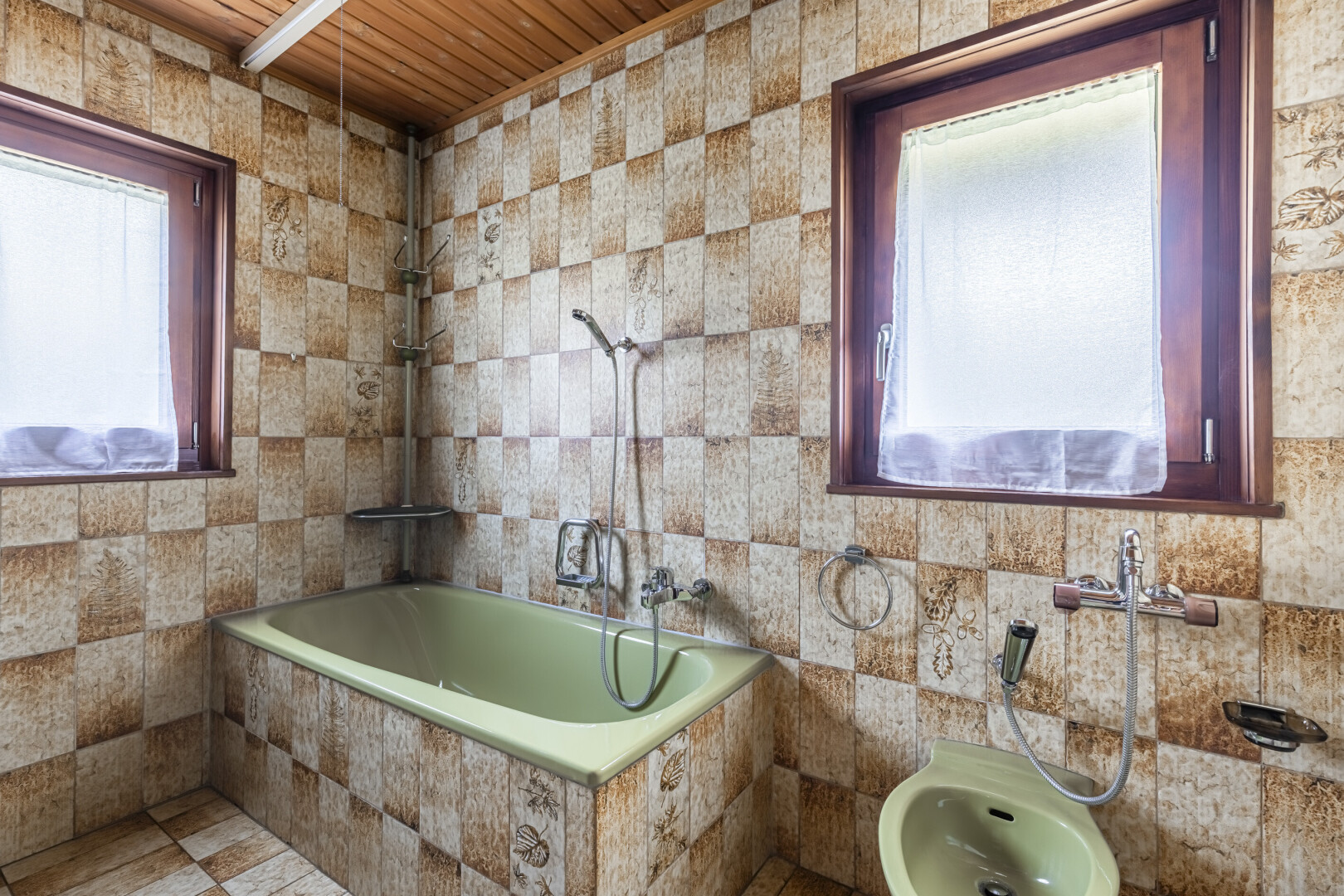 salle de bains avec inside property, natural light, lumière naturelle, salle de bain complète, et bain