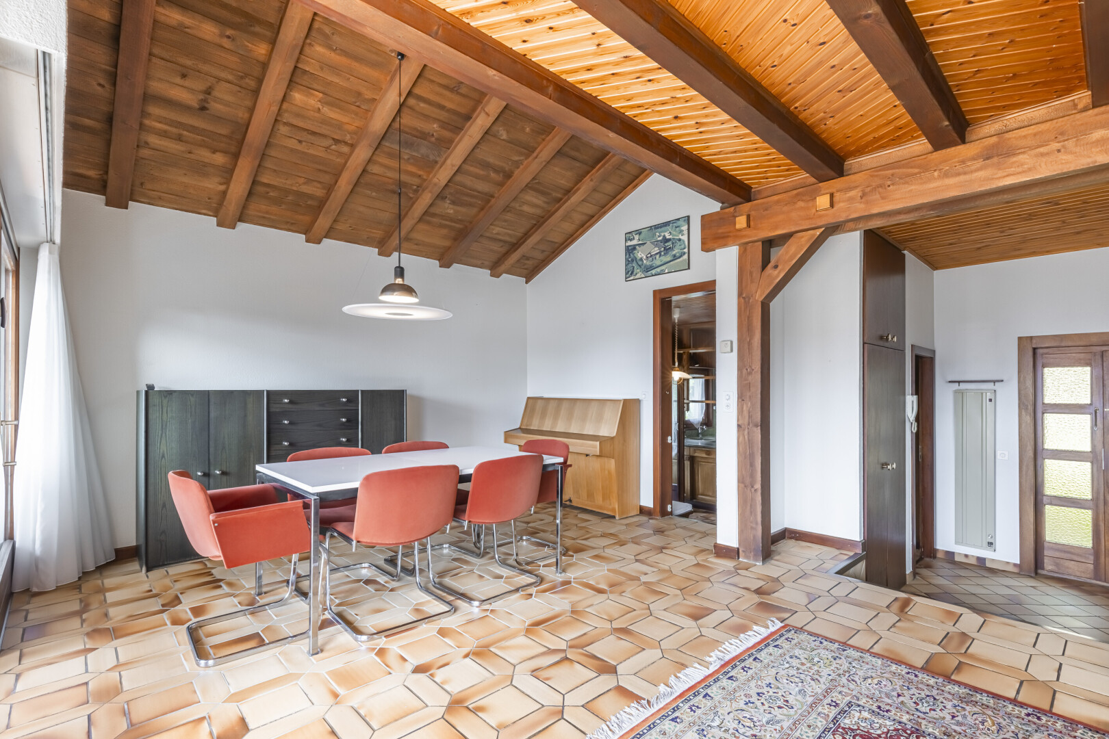 salle à manger avec natural light, lumière naturelle, inside property, wood ceiling, et plafond en bois
