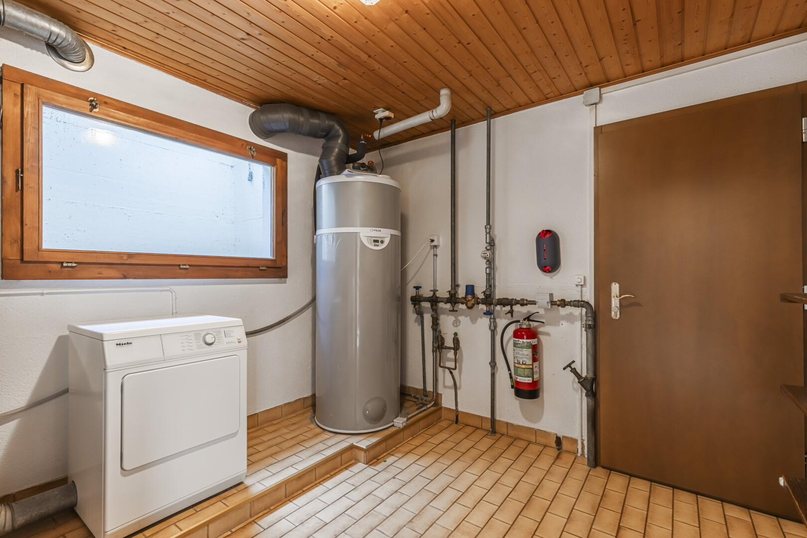 buanderie avec wood ceiling, plafond en bois, lave-linge et sèche-linge, inside property, et buanderie