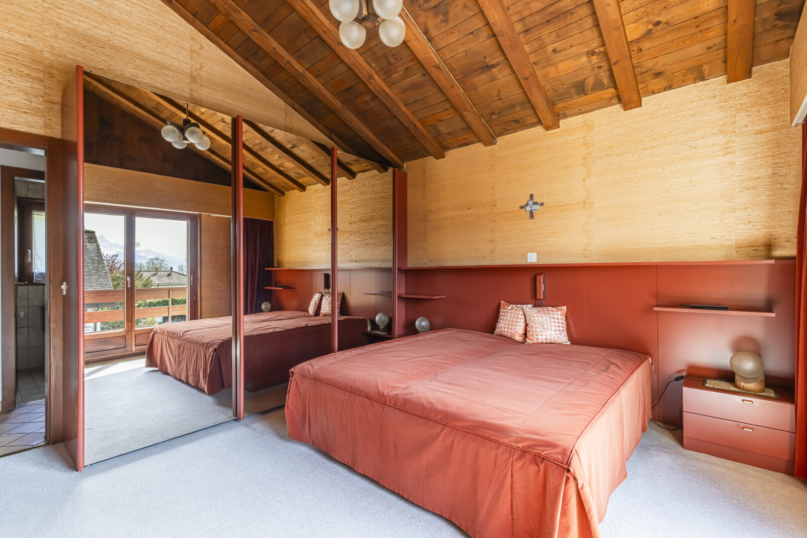 chambre avec inside property, accès à l'extérieur, plafond à poutres, beamed ceiling, et moquette