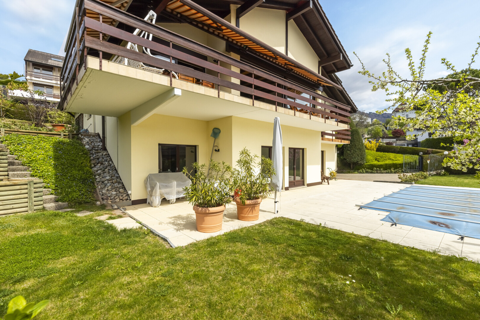 façade avec balcon, day time, terrasse, pelouse, et bardage en stuc