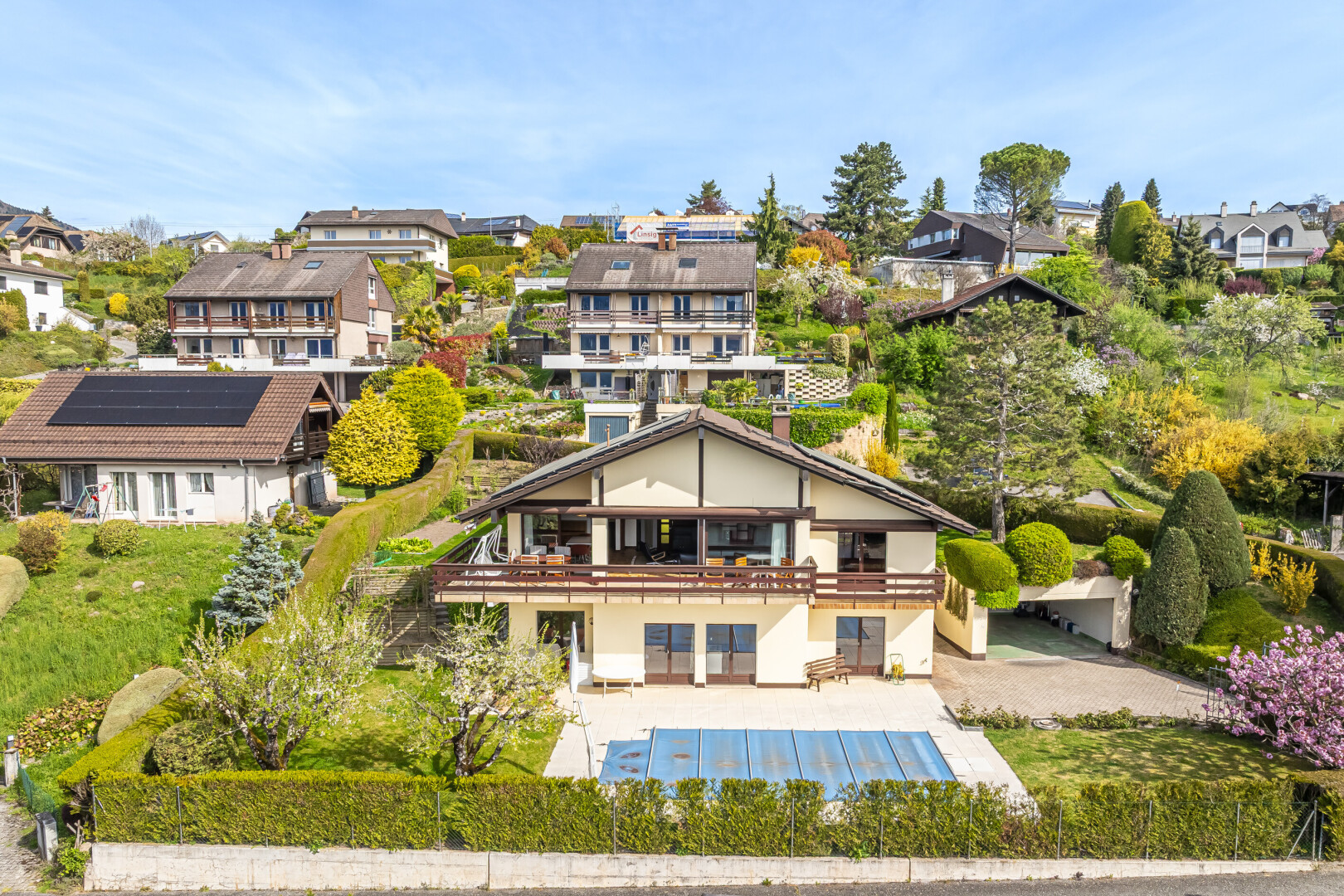 façade avec day time, piscine, residential view, vue résidentielle, et property visible