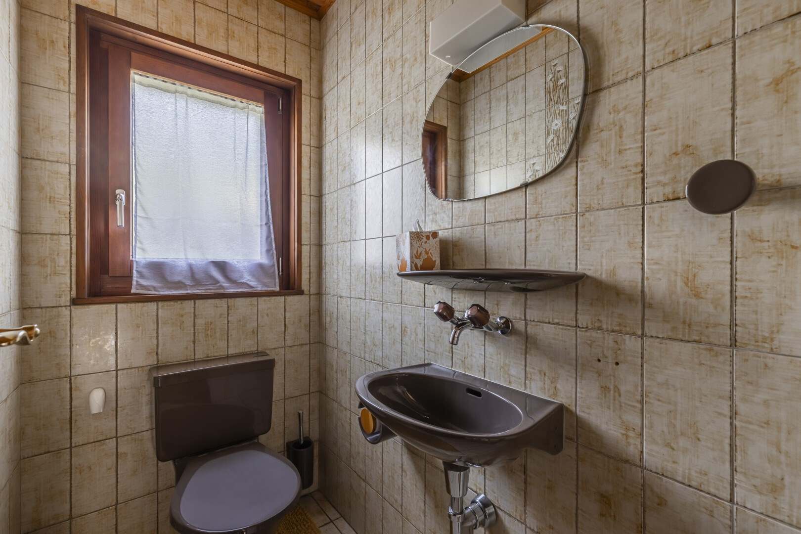 salle de bains avec toilette, miroir, évier, natural light, et lumière naturelle
