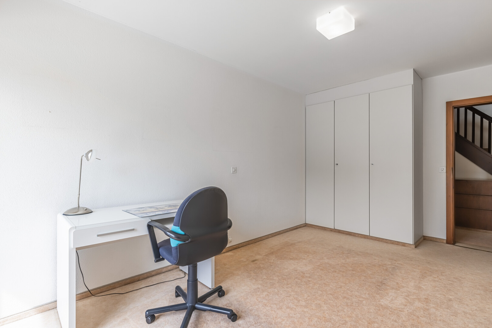 bureau avec espace bureau, inside property, drywall, cloison sèche, et carpet