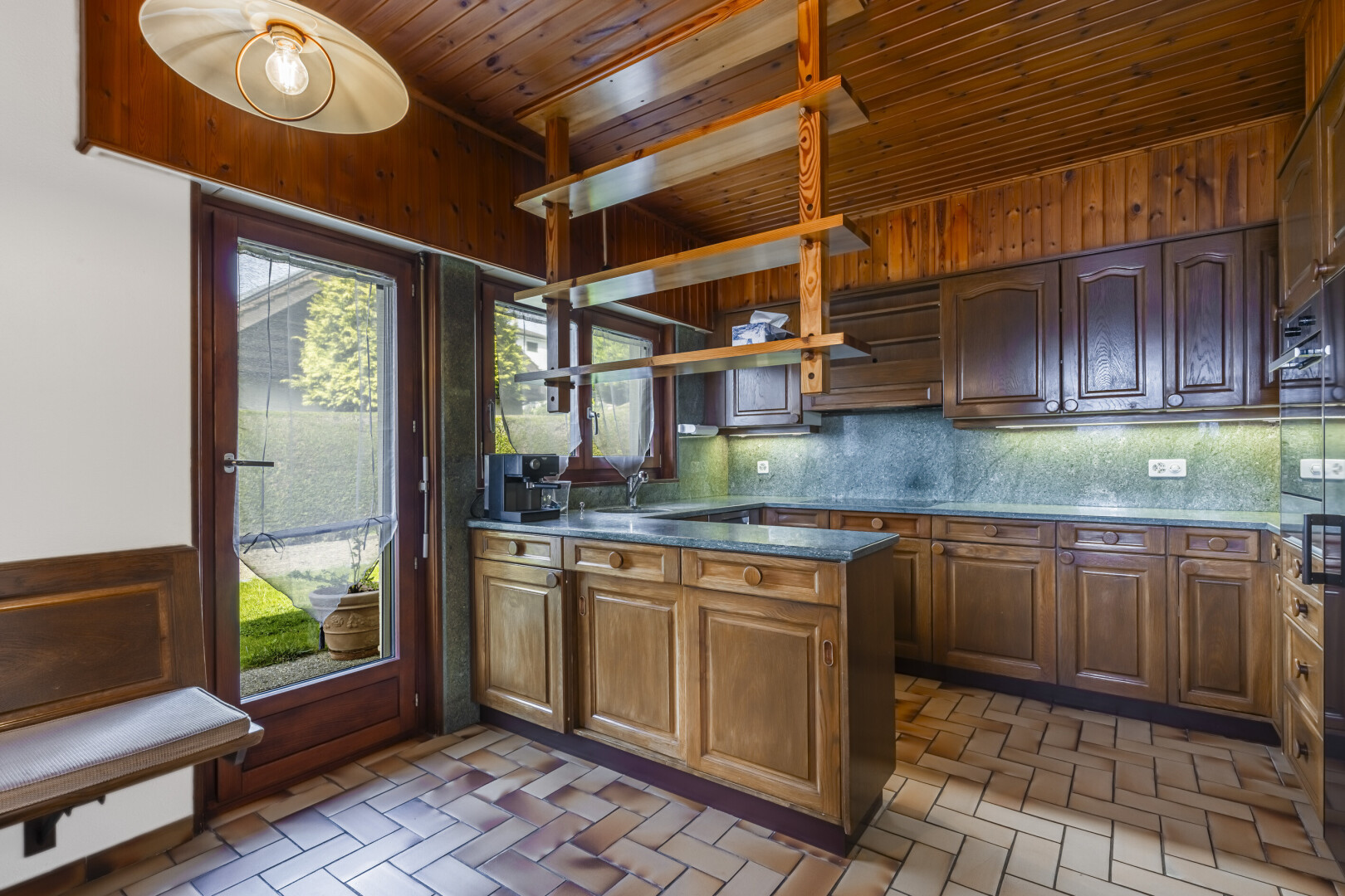 cuisine avec armoires élevées, raised cabinets, inside property, wood ceiling, et plafond en bois