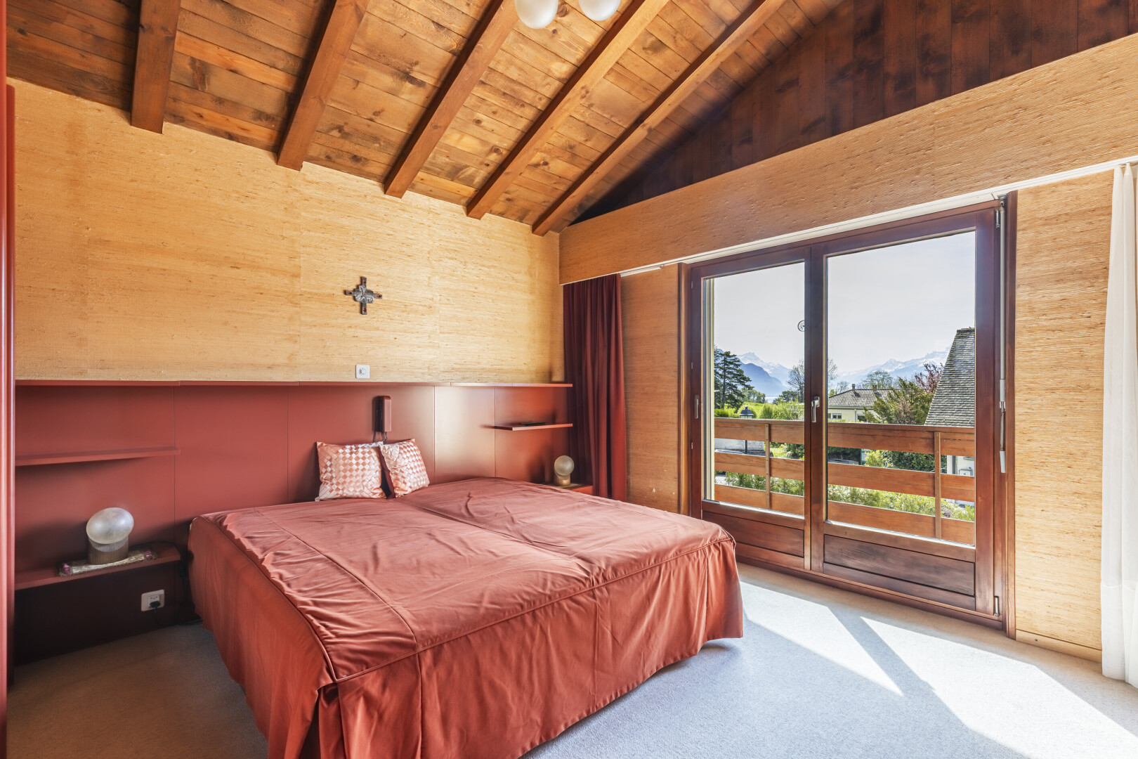 chambre avec plafond en bois, wood ceiling, inside property, plafond à poutres, et beamed ceiling
