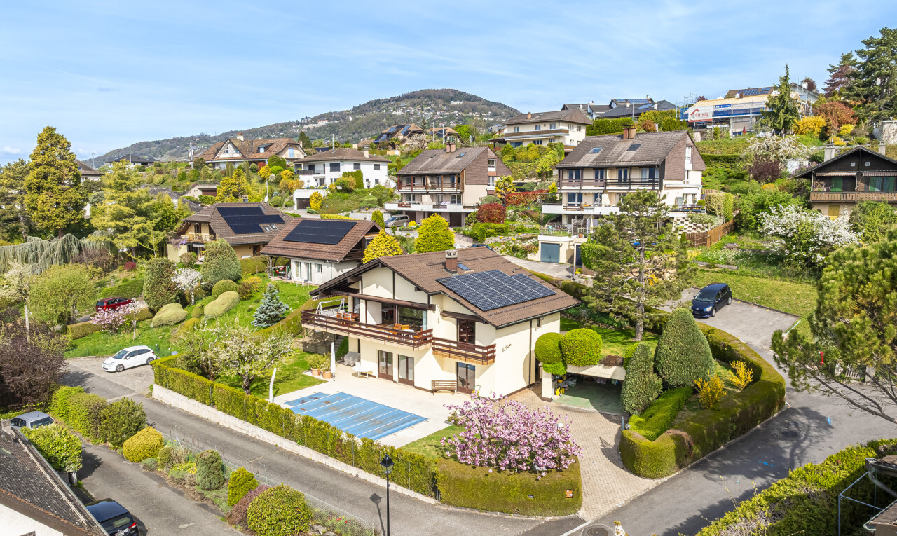 außenansicht mit solaranlage, day time, blick auf die berge, und mountain view