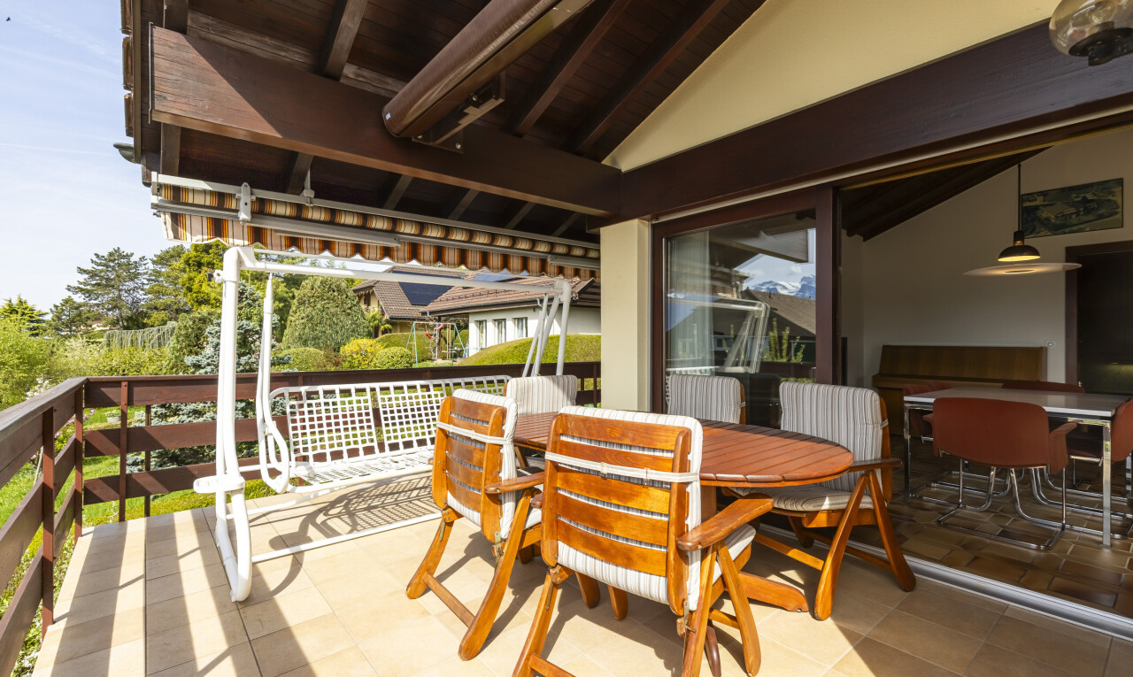 terrasse avec from property, coin repas extérieur, et day time