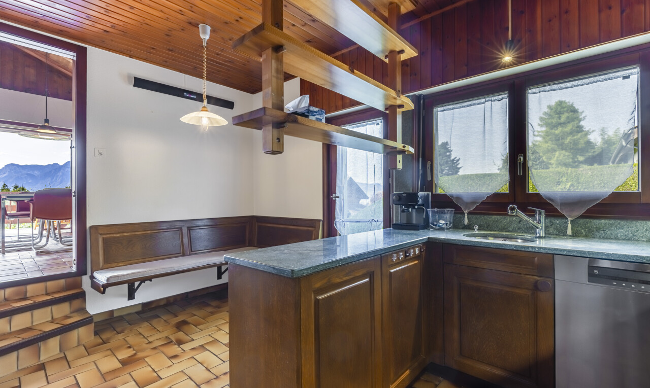 küche mit geschirrspülmaschine, inside property, holzdecke, wood ceiling, und gipskartonwand
