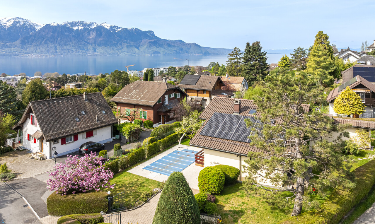façade avec panneaux solaires, mountain view, vue sur la montagne, day time, et residential view