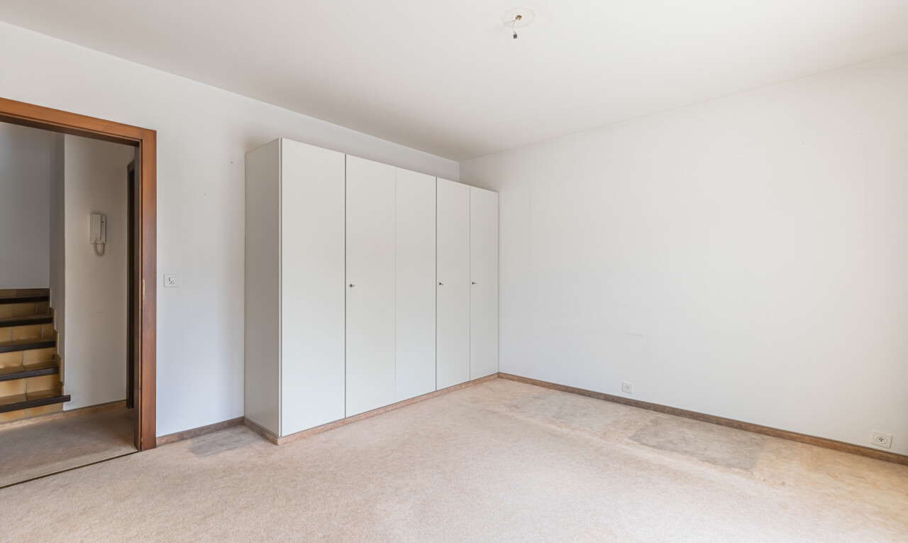 pièce vide avec drywall, cloison sèche, carpet, moquette, et inside property
