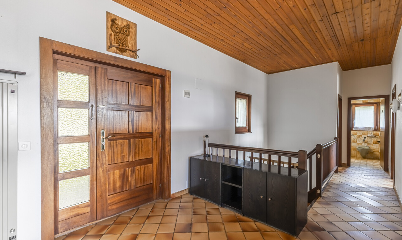 halle / korridor mit inside property, holzdecke, wood ceiling, natürliches licht, und natural light