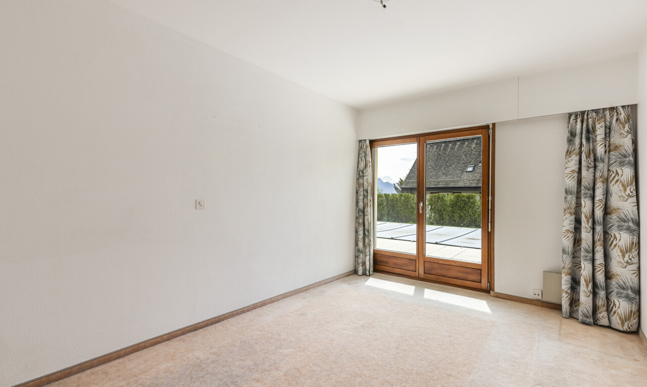 leerer raum mit inside property, natürliches licht, natural light, gipskartonwand, und drywall