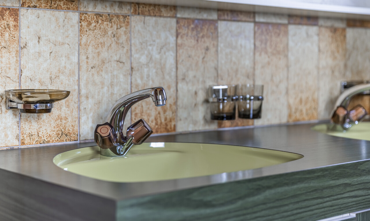 einzelheiten mit schminktisch, appliance, bathroom, spiegel, und waschbecken