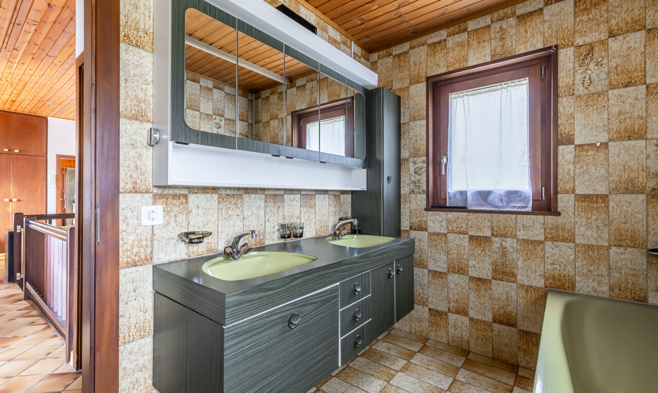 salle de bains avec salle de bain complète, double vasque, wood ceiling, plafond en bois, et bain