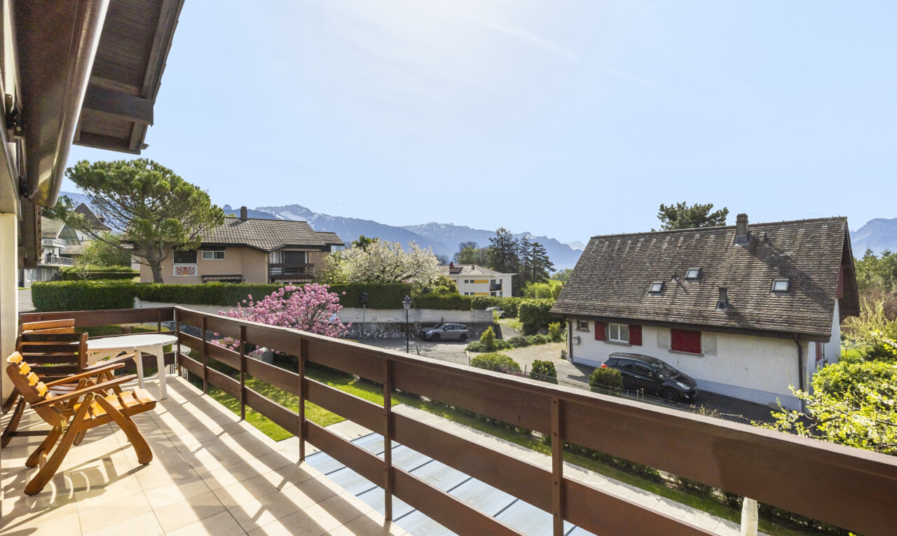 balcon avec from property, mountain view, vue sur la montagne, day time, et balcon