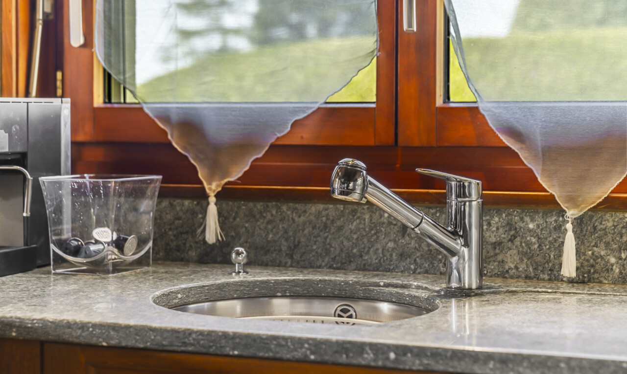 détails avec appliance, stone countertops, plans de travail en pierre, interior, et évier