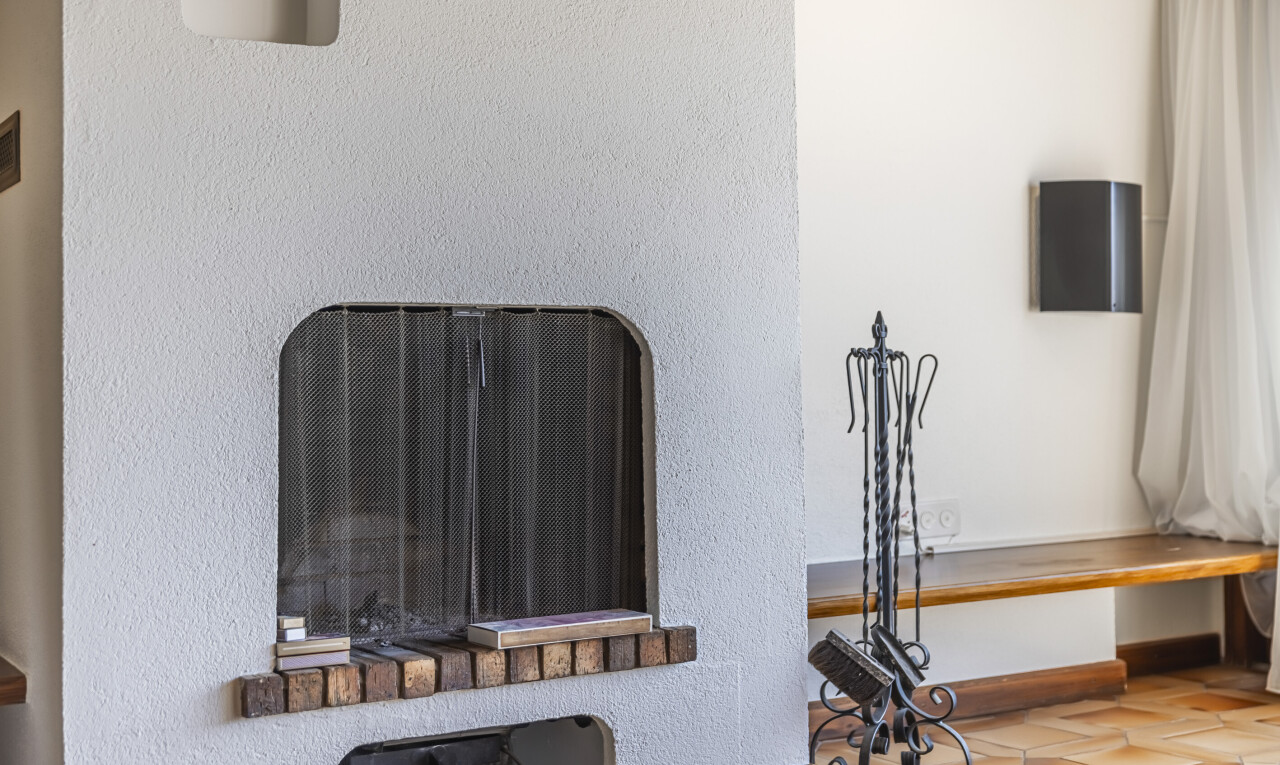 détails avec interior, wall / siding, et floor