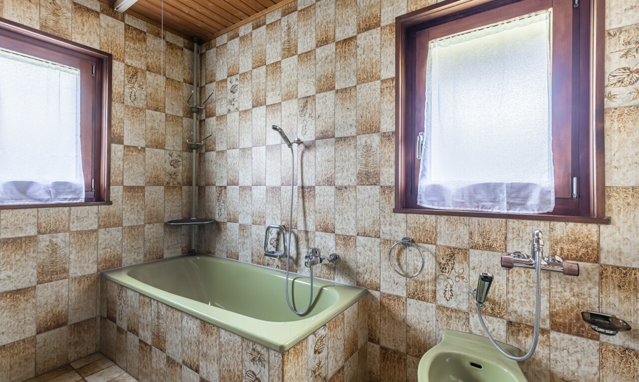salle de bains avec inside property, natural light, lumière naturelle, salle de bain complète, et bain