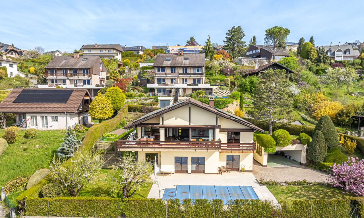 außenansicht mit day time, schwimmbad, residential view, wohngebietblick, und property visible