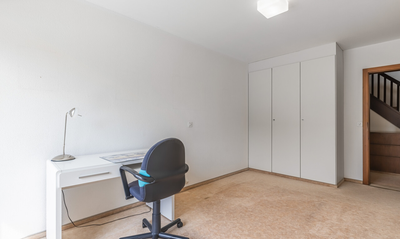 büro mit bürobereich, inside property, drywall, gipskartonwand, und carpet