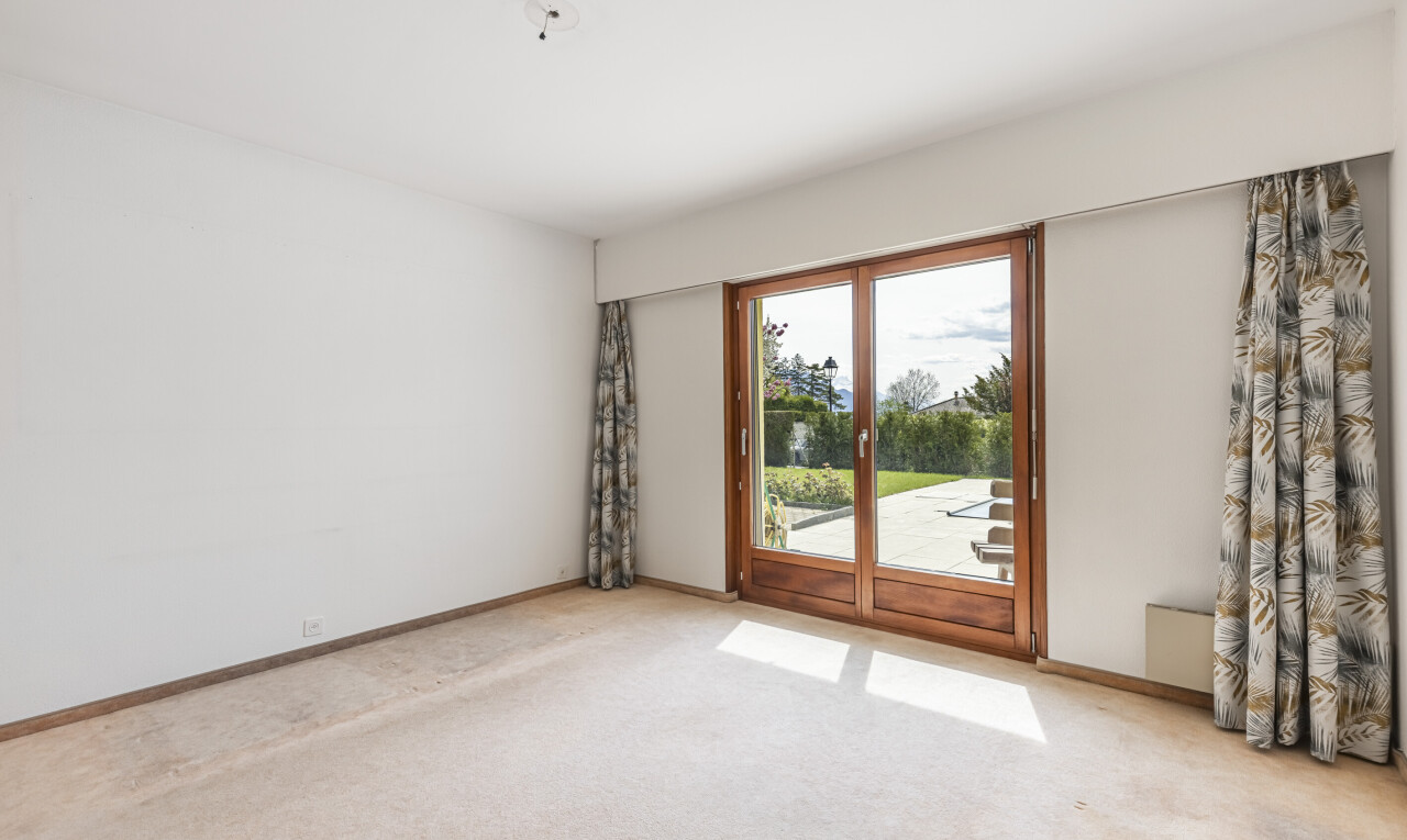 pièce vide avec drywall, cloison sèche, inside property, natural light, et lumière naturelle