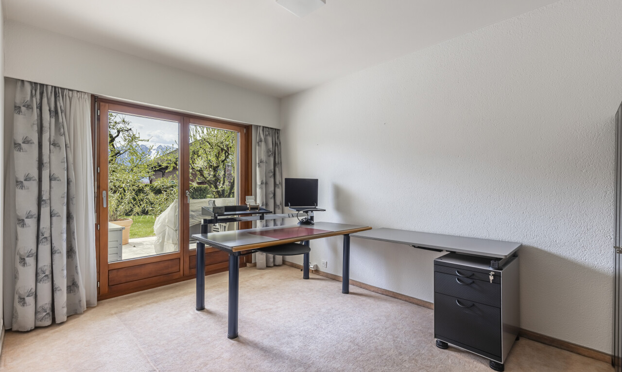 bureau avec espace bureau, carpet, moquette, natural light, et lumière naturelle