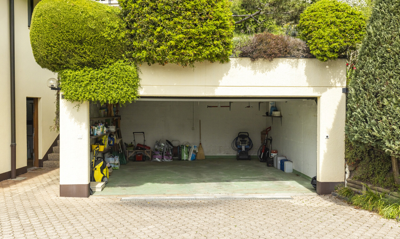 außenansicht mit garage, stuckverkleidung, property visible, und terrasse