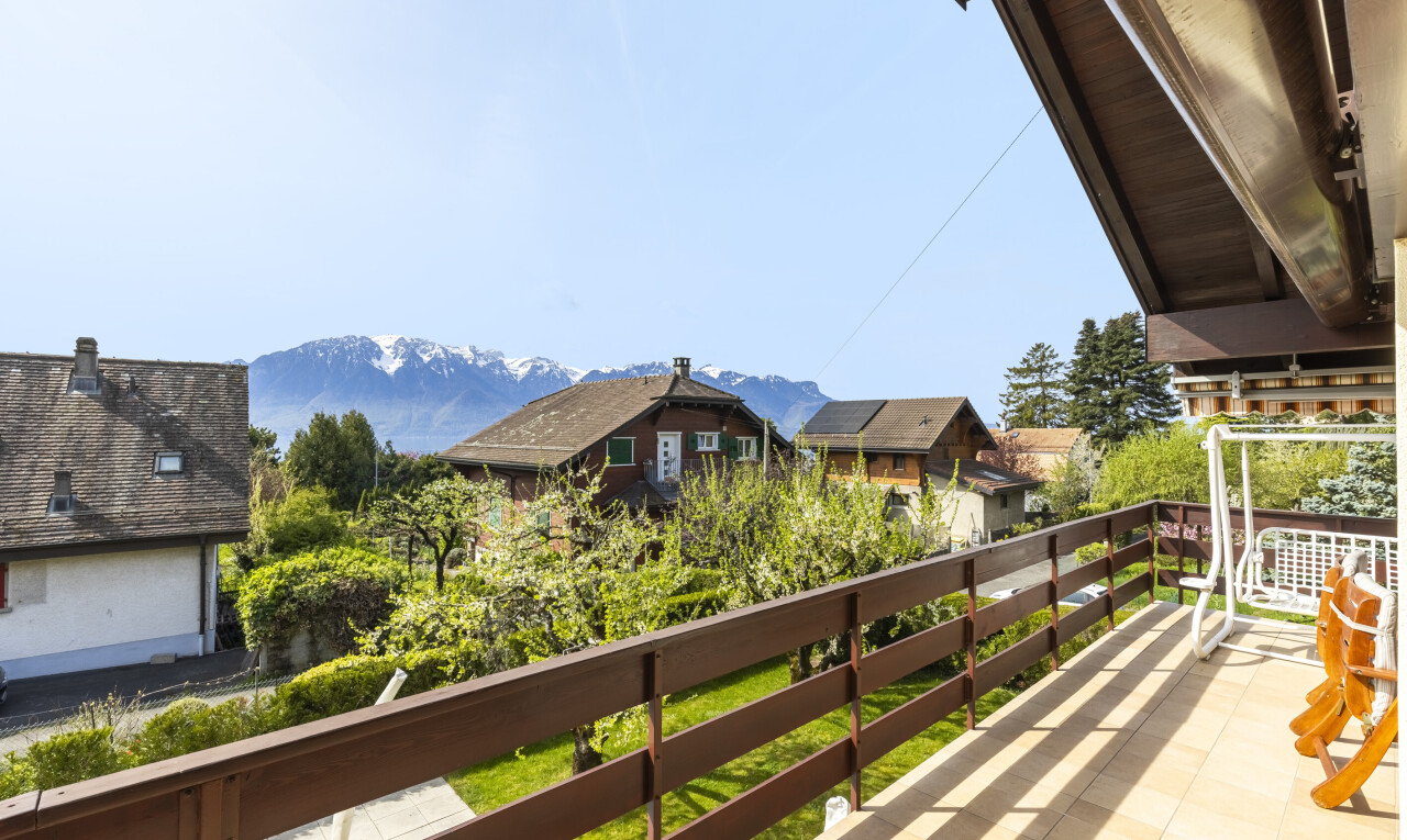 balkon mit blick auf die berge, mountain view, day time, und from property