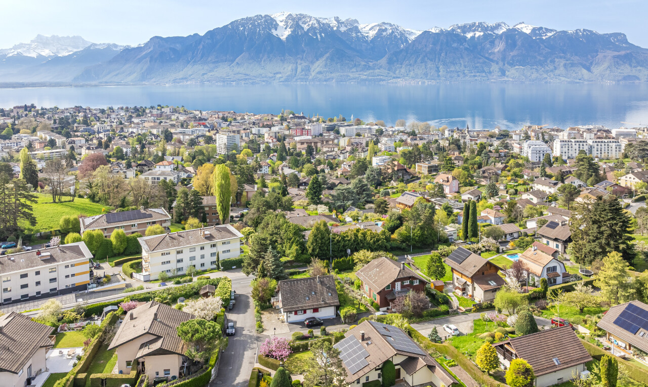 vue sur la montagne avec vue sur la montagne, mountain view, day time, vue sur l'eau, et water view