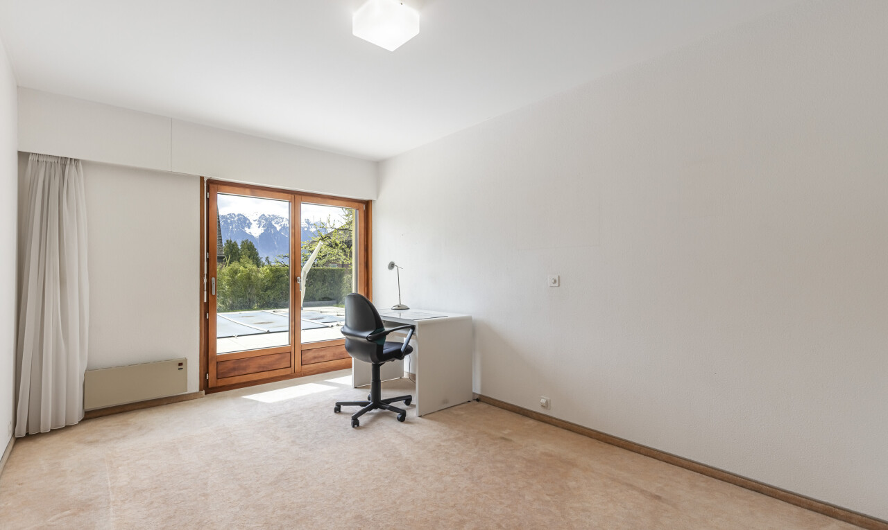 pièce vide avec espace bureau, moquette, carpet, cloison sèche, et drywall