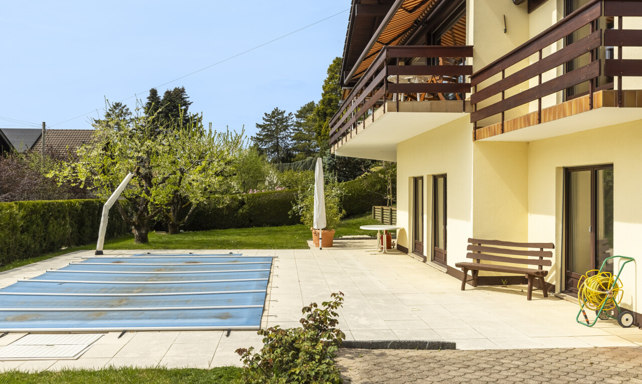 piscine avec terrasse, day time, from property, balcon, et pelouse